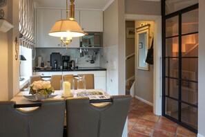 Réfrigérateur, micro-ondes, plaque de cuisson, lave-vaisselle