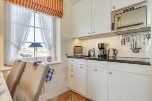 Fridge, microwave, stovetop, dishwasher - Westerbrise, App. 6 - In Einer Ruhigen Sackgasse Erwartet Sie Dieses Urlaubsdomizil (Wenningstedt-Braderup (Sylt))
