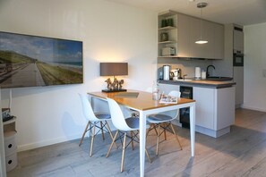 Fridge, oven, stovetop, dishwasher - Strand 20 App. 2 - Zentral Gelegene Ferienwohnung, nur 200 Meter vom Wenningstedter Hauptstrand (Wenningstedt-Braderup (Sylt))