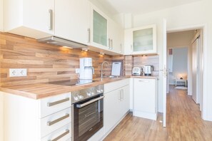 Kjøleskap, ovn, oppvaskmaskin og kaffetrakter/tekoker