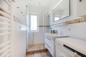 Dusche, Haartrockner, Handtücher, Seife