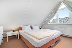 2 bedrooms, iron/ironing board, WiFi, bed sheets - Haus Sonnenschein, Whg. G - Drei Raum Appartement im Obergeschoss und Dachgeschoss mit ca. 65m² (Wenningstedt-Braderup (Sylt))
