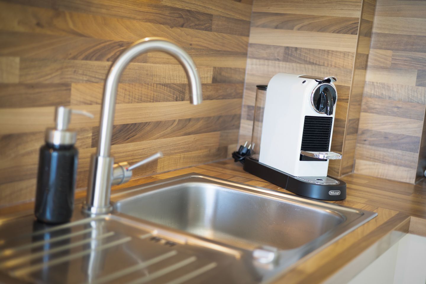 Coffee/tea maker, fridge, oven, dishwasher