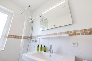 Dusche, Haartrockner, Handtücher, Seife
