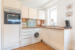 Frigorífico, horno, placa de cocina y lavavajillas