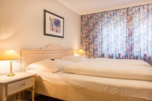 1 dormitorio, tabla de planchar con plancha, wifi y ropa de cama