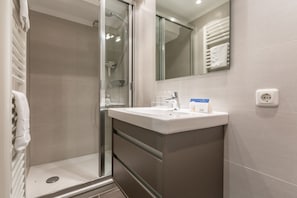 Dusche, Haartrockner, Handtücher, Seife