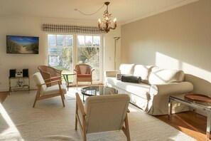 Unclassified image, 5 of 31, button