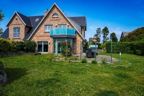 Unclassified image, 4 of 31, button