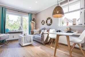 Een televisie en een stereo