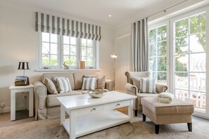 Televisión, chimenea, reproductor de DVD y estéreo 