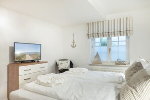 2 bedrooms, iron/ironing board, WiFi, bed sheets - Köövenhüs, App. 1 - Ihr Komfort-landhaus auf Einem Hübsch Eingewachsenen, Naturbelassenen Grundstück (Wenningstedt-Braderup (Sylt))