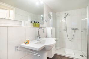 Dusj, hårføner, håndklær og såpe