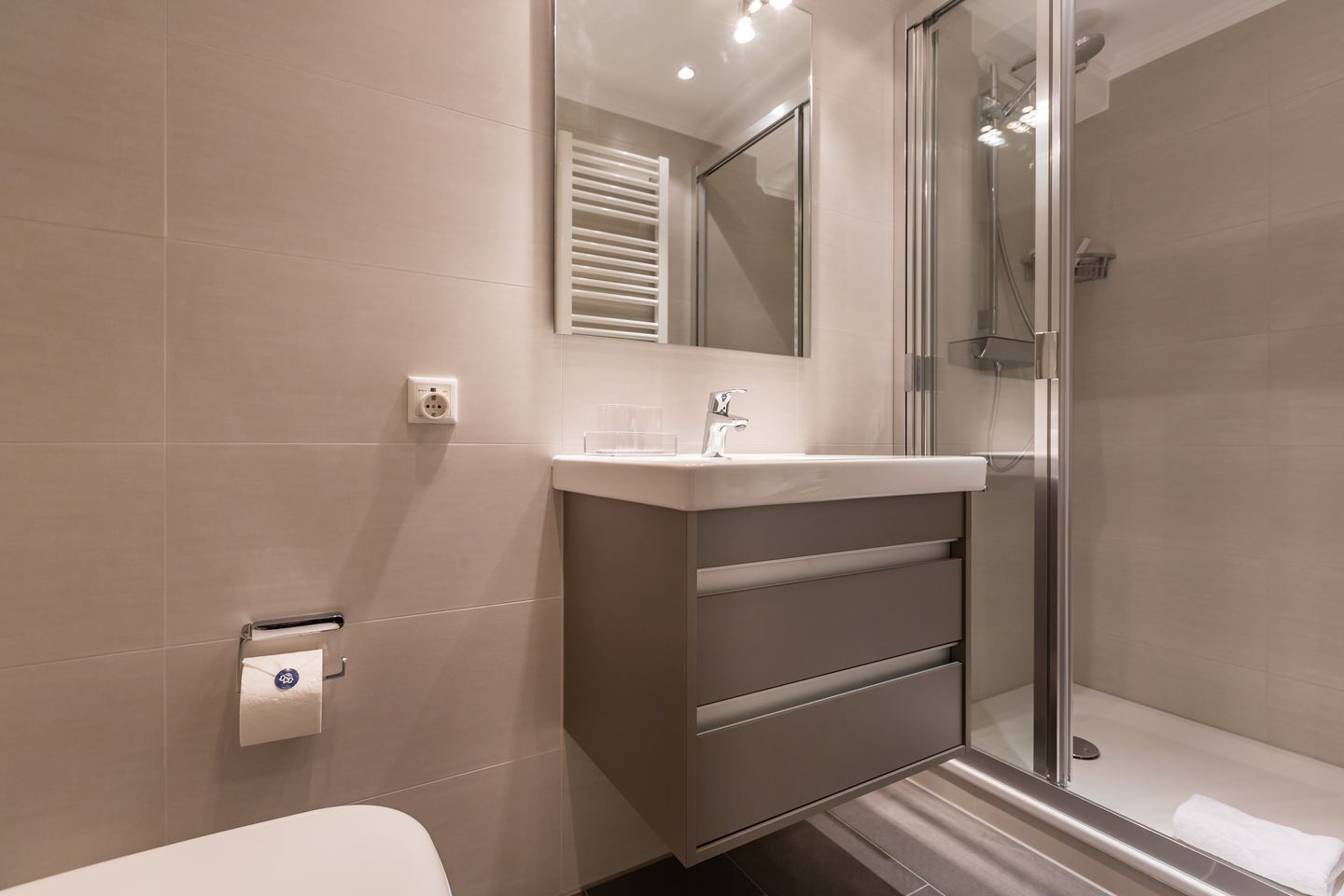 Dutxa, assecador de cabells, tovalloles i sabó 