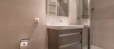 Dutxa, assecador de cabells, tovalloles i sabó