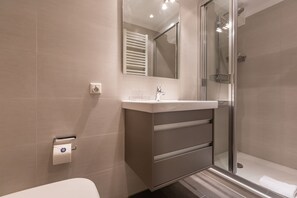 Unclassified image, 3 of 20, button