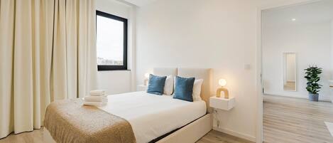 1 slaapkamer, een bureau, een strijkplank/strijkijzer, internet