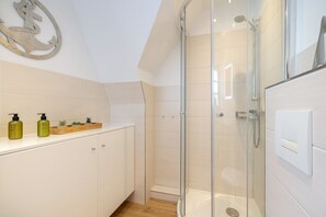 Dusche, Haartrockner, Handtücher, Seife
