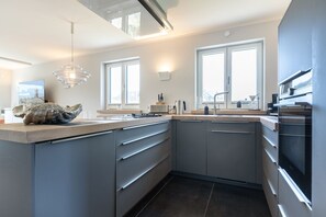 Kylskåp, spishäll, kaffe- och tebryggare och vattenkokare