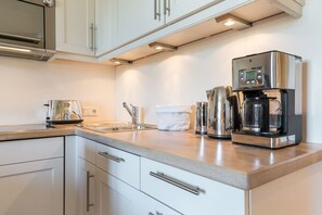 Fridge, microwave, stovetop, dishwasher - Wendinghüs, App.7 - Unweit der Wenningstedter Promenade Liegt das Moderne Appartement im Wendinghüs (Wenningstedt-Braderup (Sylt))