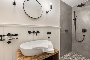 Douche, sĂšche-cheveux, serviettes fournies, savon