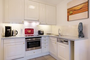 Fridge, stovetop, dishwasher, coffee/tea maker - Chris, App. 31 - Mit dem Haus Chris Genießen Sie Ihren Urlaub auf Hohem Niveau (Wenningstedt-Braderup (Sylt))