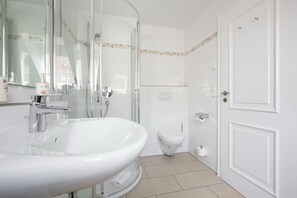 Shower, hair dryer, towels, soap - Oceanhouse Kleinod am Meer - Luxuriöses & Sehr Großzügiges 2-raum Appartement in Bester, Strandnaher (Wenningstedt-Braderup (Sylt))