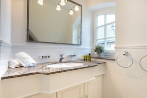 Dusche, Haartrockner, Handtücher, Seife