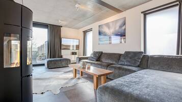 テレビ、暖炉、ステレオ