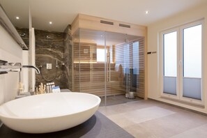 Regadera, secadora de cabello, toallas, jabón 