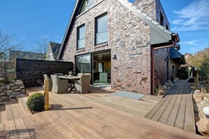 Outdoor dining - Willms Living, Long Beach House - Design-avantgarde. Viel Raum. Direkt an den Tinnumer Wiesen (Sylt)