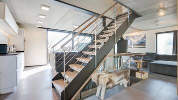 Een televisie, een open haard en een stereo