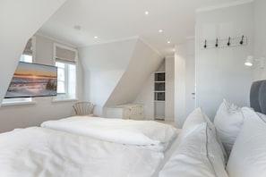 3 bedrooms, in-room safe, iron/ironing board, WiFi - Sylter Osterhof - Luxus Unter Reet! Genießen Sie Ihren Urlaub auf Sylt in Diesem Traumhaus (Wenningstedt-Braderup (Sylt))