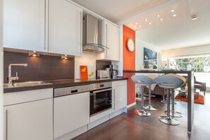 Fridge, oven, stovetop, dishwasher