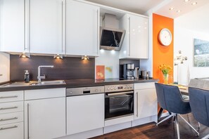 Kjøleskap, ovn, kokeplater og oppvaskmaskin