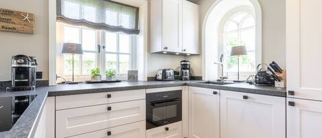 Kjøleskap, kokeplater, oppvaskmaskin og kaffetrakter/tekoker