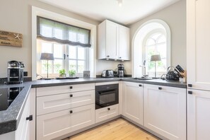 Fridge, stovetop, dishwasher, coffee/tea maker - Osterhuus No. 36 - Ein Traum Unter Reet - Feinste Materialien, Hochwertige Technik und Viel Platz (Wenningstedt-Braderup (Sylt))