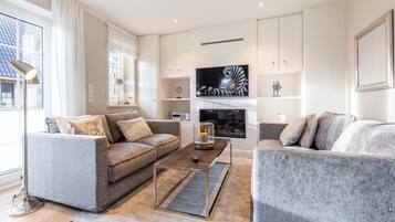 Een televisie en een stereo