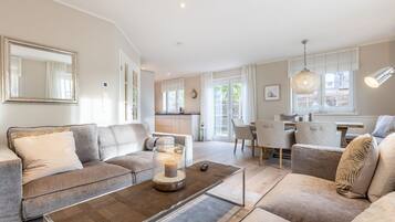 Een televisie en een stereo