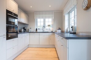 Fridge, stovetop, dishwasher, coffee/tea maker - Fröddenhues - Das Fröddenhues Befindet Sich in Sehr Ruhiger und Geschützter Lage (Sylt)