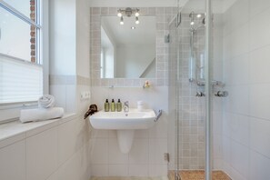 Dusche, Haartrockner, Handtücher, Seife