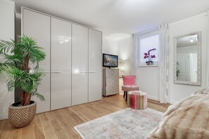 Unclassified image, 5 of 31, button