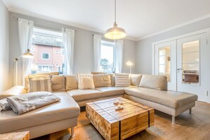 Televisión, chimenea y estéreo 