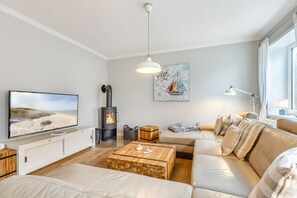Televisión, chimenea, estéreo