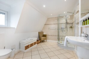 Douche, sèche-cheveux, serviettes fournies, savon