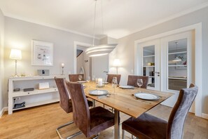 Dining - Dünenrund - Warme Farben, ein Hochwertiger Holzboden und Maritim Blaue Accessoires (List)
