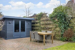 Outdoor dining - Dünenrund - Warme Farben, ein Hochwertiger Holzboden und Maritim Blaue Accessoires (List)