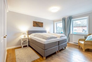 2 bedrooms, iron/ironing board, WiFi, bed sheets - Dünenrund - Warme Farben, ein Hochwertiger Holzboden und Maritim Blaue Accessoires (List)