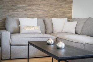 Fernseher, Kamin, DVD-Player, Stereoanlage