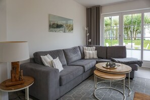 Fernseher, DVD-Player, Stereoanlage